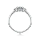 Pierścionek z białego złota z diamentami